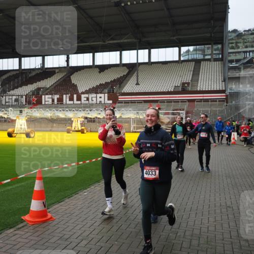 07.12.2025 - St. Pauli X-Mass-Run No. 15 Fabian Wolf http://msf.ph/oto/9424383 07.12.2025 12:07:01 Ziel 276, 1580, 1583, 1844, 1846, 3456, 3689, 3692, 4017, 4018, 4033, 4143, 4314, 4328, 4342, 4360, 4361, 4390, 4725 meine-sportfotos.de