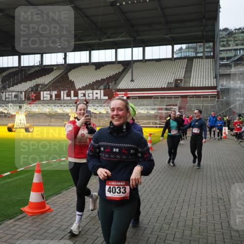 07.12.2025 - St. Pauli X-Mass-Run No. 15 Fabian Wolf http://msf.ph/oto/9424385 07.12.2025 12:07:01 Ziel 276, 1580, 1583, 1844, 1846, 3456, 3689, 3692, 4017, 4018, 4033, 4143, 4314, 4328, 4342, 4360, 4361, 4390, 4725 meine-sportfotos.de