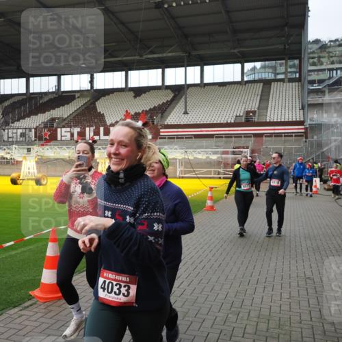07.12.2025 - St. Pauli X-Mass-Run No. 15 Fabian Wolf http://msf.ph/oto/9424386 07.12.2025 12:07:01 Ziel 276, 1580, 1583, 1844, 1846, 3456, 3689, 3692, 4017, 4018, 4033, 4143, 4314, 4328, 4342, 4360, 4361, 4390, 4725 meine-sportfotos.de