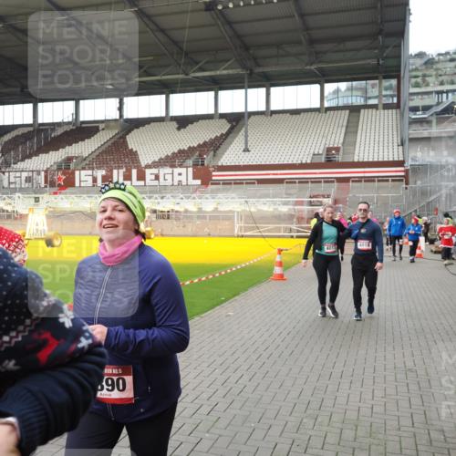 07.12.2025 - St. Pauli X-Mass-Run No. 15 Fabian Wolf http://msf.ph/oto/9424388 07.12.2025 12:07:02 Ziel 276, 1580, 1583, 1844, 1846, 3456, 3689, 3692, 4017, 4018, 4033, 4143, 4314, 4328, 4360, 4361, 4390, 4725 meine-sportfotos.de