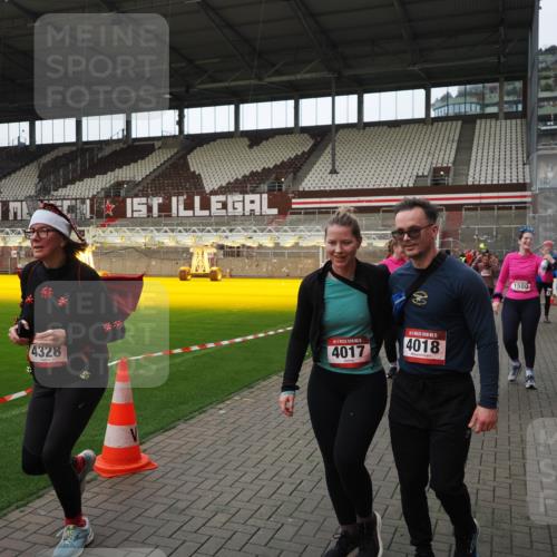 07.12.2025 - St. Pauli X-Mass-Run No. 15 Fabian Wolf http://msf.ph/oto/9424407 07.12.2025 12:07:06 Ziel 276, 1580, 1583, 3251, 3262, 3456, 4017, 4018, 4033, 4143, 4314, 4328, 4360, 4361, 4390, 4725 meine-sportfotos.de