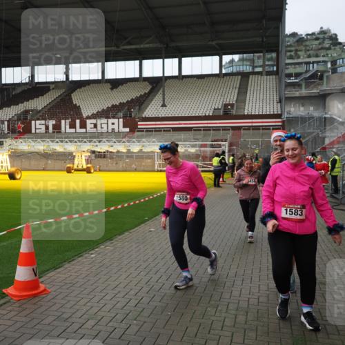 07.12.2025 - St. Pauli X-Mass-Run No. 15 Fabian Wolf http://msf.ph/oto/9424415 07.12.2025 12:07:09 Ziel 1580, 1583, 1958, 3251, 3262, 3456, 4017, 4018, 4033, 4314, 4328, 4360, 4361, 4390, 4725 meine-sportfotos.de