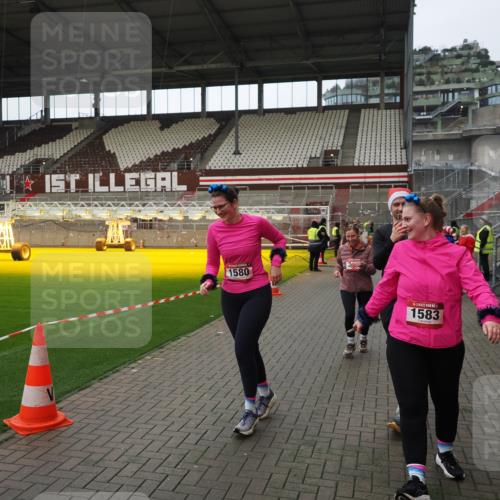 07.12.2025 - St. Pauli X-Mass-Run No. 15 Fabian Wolf http://msf.ph/oto/9424416 07.12.2025 12:07:09 Ziel 1580, 1583, 1958, 3251, 3262, 3456, 4017, 4018, 4033, 4314, 4328, 4360, 4361, 4390, 4725 meine-sportfotos.de