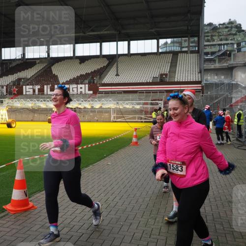 07.12.2025 - St. Pauli X-Mass-Run No. 15 Fabian Wolf http://msf.ph/oto/9424419 07.12.2025 12:07:10 Ziel 1580, 1583, 1958, 3251, 3262, 3456, 4017, 4018, 4033, 4314, 4328, 4360, 4361, 4390, 4725 meine-sportfotos.de