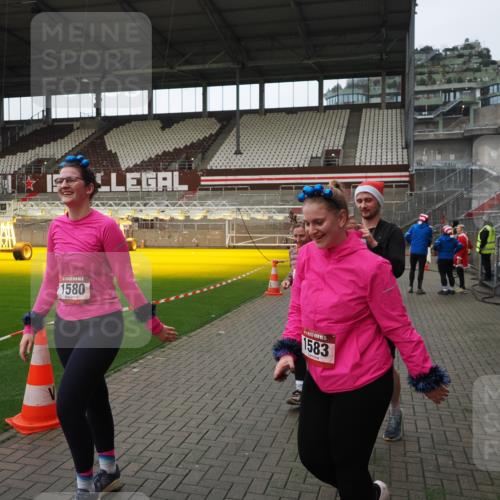 07.12.2025 - St. Pauli X-Mass-Run No. 15 Fabian Wolf http://msf.ph/oto/9424420 07.12.2025 12:07:10 Ziel 1580, 1583, 1958, 3251, 3262, 3456, 4017, 4018, 4033, 4314, 4328, 4360, 4361, 4390, 4725 meine-sportfotos.de