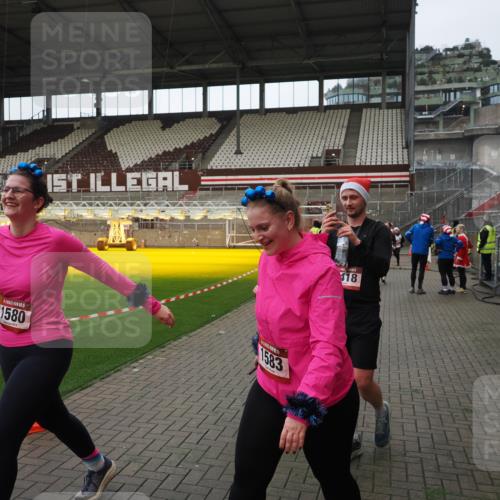 07.12.2025 - St. Pauli X-Mass-Run No. 15 Fabian Wolf http://msf.ph/oto/9424421 07.12.2025 12:07:10 Ziel 1580, 1583, 1958, 3251, 3262, 3456, 4017, 4018, 4033, 4314, 4328, 4360, 4361, 4390, 4725 meine-sportfotos.de