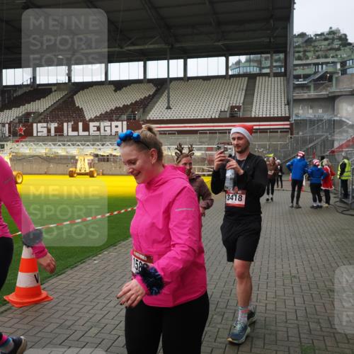 07.12.2025 - St. Pauli X-Mass-Run No. 15 Fabian Wolf http://msf.ph/oto/9424422 07.12.2025 12:07:10 Ziel 1580, 1583, 1958, 3251, 3262, 3456, 4017, 4018, 4033, 4314, 4328, 4360, 4361, 4390, 4725 meine-sportfotos.de