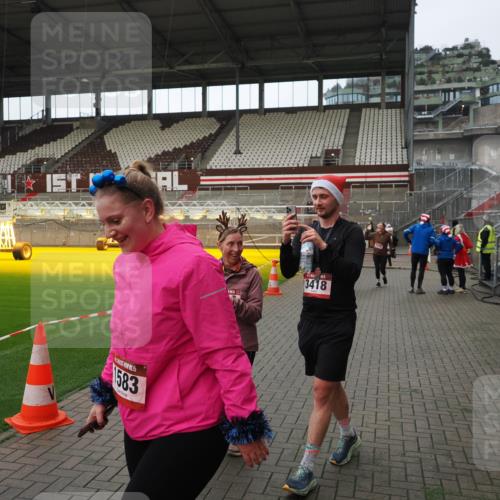 07.12.2025 - St. Pauli X-Mass-Run No. 15 Fabian Wolf http://msf.ph/oto/9424423 07.12.2025 12:07:10 Ziel 1580, 1583, 1958, 3251, 3262, 3456, 4017, 4018, 4033, 4314, 4328, 4360, 4361, 4390, 4725 meine-sportfotos.de
