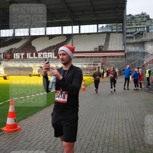 07.12.2025 - St. Pauli X-Mass-Run No. 15 Fabian Wolf http://msf.ph/oto/9424426 07.12.2025 12:07:12 Ziel 1580, 1583, 1958, 3251, 3262, 3456, 4017, 4018, 4238, 4314, 4328, 4360, 4361, 4390 meine-sportfotos.de