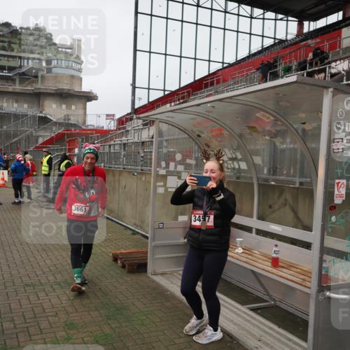07.12.2025 - St. Pauli X-Mass-Run No. 15 Fabian Wolf http://msf.ph/oto/9424427 07.12.2025 12:07:12 Ziel 1580, 1583, 1958, 3251, 3262, 3456, 4017, 4018, 4238, 4314, 4328, 4360, 4361, 4390 meine-sportfotos.de