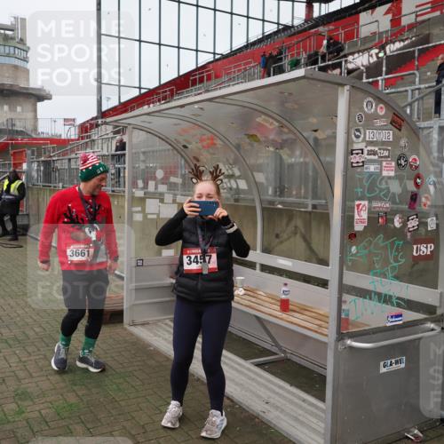 07.12.2025 - St. Pauli X-Mass-Run No. 15 Fabian Wolf http://msf.ph/oto/9424432 07.12.2025 12:07:13 Ziel 1580, 1583, 1958, 3251, 3262, 3456, 4017, 4018, 4238, 4314, 4328, 4360, 4361 meine-sportfotos.de