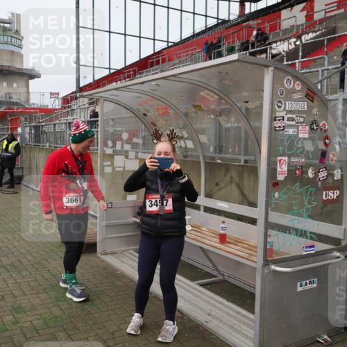 07.12.2025 - St. Pauli X-Mass-Run No. 15 Fabian Wolf http://msf.ph/oto/9424433 07.12.2025 12:07:13 Ziel 1580, 1583, 1958, 3251, 3262, 3456, 4017, 4018, 4238, 4314, 4328, 4360, 4361 meine-sportfotos.de