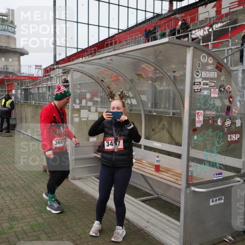 07.12.2025 - St. Pauli X-Mass-Run No. 15 Fabian Wolf http://msf.ph/oto/9424434 07.12.2025 12:07:14 Ziel 1580, 1583, 1958, 3251, 3262, 3456, 4238, 4314, 4328, 4360, 4361 meine-sportfotos.de