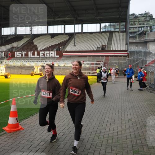 07.12.2025 - St. Pauli X-Mass-Run No. 15 Fabian Wolf http://msf.ph/oto/9424438 07.12.2025 12:07:15 Ziel 1580, 1583, 1958, 3251, 3262, 3456, 4238, 4314, 4328, 4360, 4361 meine-sportfotos.de