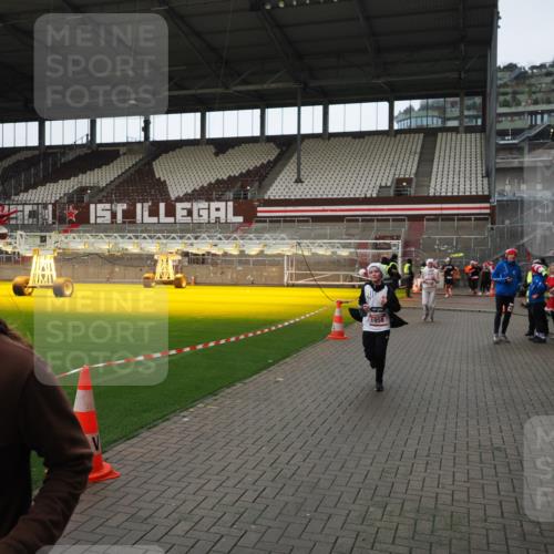07.12.2025 - St. Pauli X-Mass-Run No. 15 Fabian Wolf http://msf.ph/oto/9424442 07.12.2025 12:07:15 Ziel 1580, 1583, 1958, 3251, 3262, 3456, 4238, 4314, 4328, 4360, 4361 meine-sportfotos.de