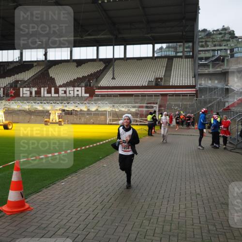 07.12.2025 - St. Pauli X-Mass-Run No. 15 Fabian Wolf http://msf.ph/oto/9424444 07.12.2025 12:07:16 Ziel 1580, 1583, 1958, 3251, 3262, 3456, 4238, 4328 meine-sportfotos.de