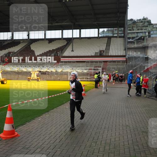 07.12.2025 - St. Pauli X-Mass-Run No. 15 Fabian Wolf http://msf.ph/oto/9424445 07.12.2025 12:07:16 Ziel 1580, 1583, 1958, 3251, 3262, 3456, 4238, 4328 meine-sportfotos.de