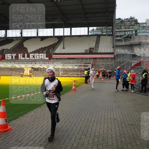 07.12.2025 - St. Pauli X-Mass-Run No. 15 Fabian Wolf http://msf.ph/oto/9424446 07.12.2025 12:07:17 Ziel 1580, 1583, 1958, 3251, 3262, 3456, 3818, 4238 meine-sportfotos.de