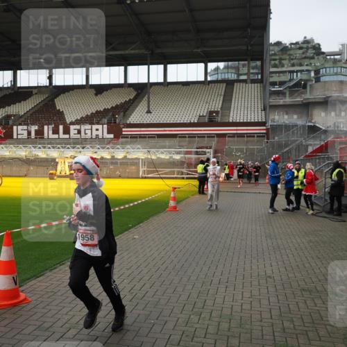 07.12.2025 - St. Pauli X-Mass-Run No. 15 Fabian Wolf http://msf.ph/oto/9424447 07.12.2025 12:07:17 Ziel 1580, 1583, 1958, 3251, 3262, 3456, 3818, 4238 meine-sportfotos.de
