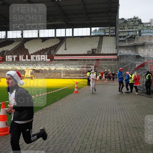 07.12.2025 - St. Pauli X-Mass-Run No. 15 Fabian Wolf http://msf.ph/oto/9424448 07.12.2025 12:07:17 Ziel 1580, 1583, 1958, 3251, 3262, 3456, 3818, 4238 meine-sportfotos.de