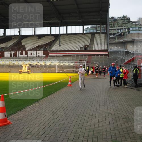 07.12.2025 - St. Pauli X-Mass-Run No. 15 Fabian Wolf http://msf.ph/oto/9424449 07.12.2025 12:07:18 Ziel 1958, 3251, 3262, 3456, 3818, 3819, 4238 meine-sportfotos.de