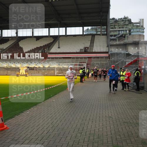 07.12.2025 - St. Pauli X-Mass-Run No. 15 Fabian Wolf http://msf.ph/oto/9424452 07.12.2025 12:07:19 Ziel 1958, 1959, 3251, 3262, 3456, 3818, 3819, 4238 meine-sportfotos.de
