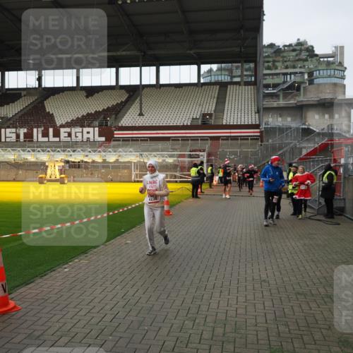 07.12.2025 - St. Pauli X-Mass-Run No. 15 Fabian Wolf http://msf.ph/oto/9424454 07.12.2025 12:07:19 Ziel 1958, 1959, 3251, 3262, 3456, 3818, 3819, 4238 meine-sportfotos.de
