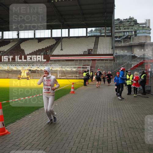 07.12.2025 - St. Pauli X-Mass-Run No. 15 Fabian Wolf http://msf.ph/oto/9424455 07.12.2025 12:07:20 Ziel 1958, 1959, 3251, 3262, 3456, 3728, 3818, 3819, 4238 meine-sportfotos.de
