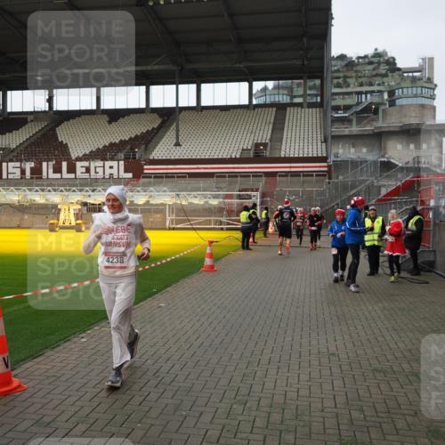 07.12.2025 - St. Pauli X-Mass-Run No. 15 Fabian Wolf http://msf.ph/oto/9424456 07.12.2025 12:07:20 Ziel 1958, 1959, 3251, 3262, 3456, 3728, 3818, 3819, 4238 meine-sportfotos.de