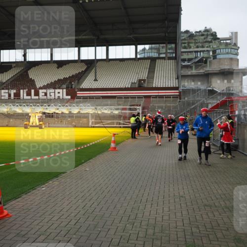 07.12.2025 - St. Pauli X-Mass-Run No. 15 Fabian Wolf http://msf.ph/oto/9424457 07.12.2025 12:07:21 Ziel 1958, 1959, 3251, 3262, 3456, 3728, 3818, 3819, 4238 meine-sportfotos.de