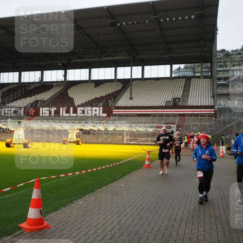07.12.2025 - St. Pauli X-Mass-Run No. 15 Fabian Wolf http://msf.ph/oto/9424458 07.12.2025 12:07:23 Ziel 1958, 1959, 3251, 3262, 3708, 3709, 3710, 3711, 3728, 3818, 3819, 4238 meine-sportfotos.de