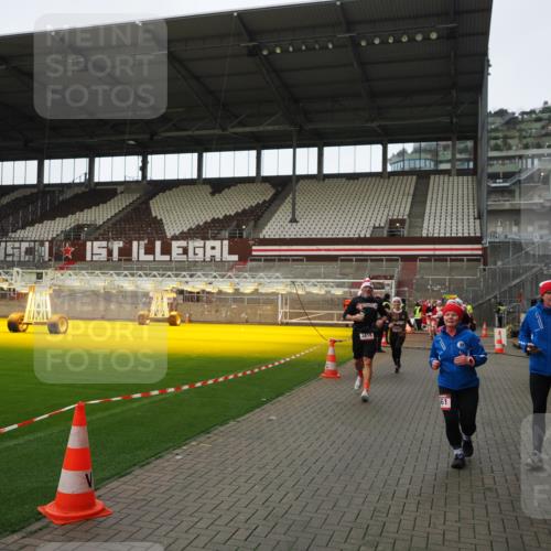 07.12.2025 - St. Pauli X-Mass-Run No. 15 Fabian Wolf http://msf.ph/oto/9424459 07.12.2025 12:07:24 Ziel 1958, 1959, 3251, 3262, 3708, 3709, 3710, 3711, 3726, 3728, 3818, 3819, 4238 meine-sportfotos.de