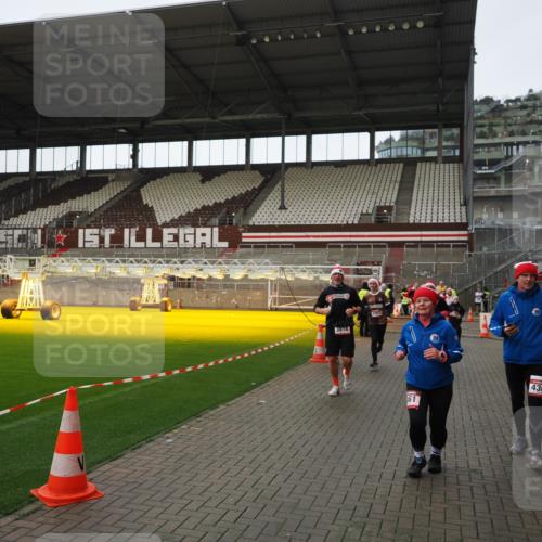 07.12.2025 - St. Pauli X-Mass-Run No. 15 Fabian Wolf http://msf.ph/oto/9424460 07.12.2025 12:07:24 Ziel 1958, 1959, 3251, 3262, 3708, 3709, 3710, 3711, 3726, 3728, 3818, 3819, 4238 meine-sportfotos.de