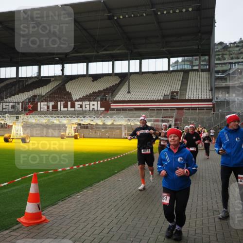 07.12.2025 - St. Pauli X-Mass-Run No. 15 Fabian Wolf http://msf.ph/oto/9424462 07.12.2025 12:07:25 Ziel 1958, 1959, 3251, 3262, 3708, 3709, 3710, 3711, 3726, 3728, 3818, 3819, 4238 meine-sportfotos.de