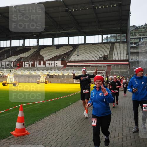 07.12.2025 - St. Pauli X-Mass-Run No. 15 Fabian Wolf http://msf.ph/oto/9424463 07.12.2025 12:07:25 Ziel 1958, 1959, 3251, 3262, 3708, 3709, 3710, 3711, 3726, 3728, 3818, 3819, 4238 meine-sportfotos.de