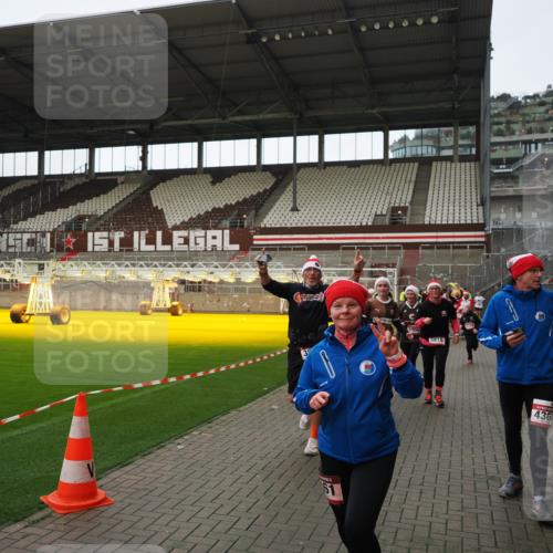 07.12.2025 - St. Pauli X-Mass-Run No. 15 Fabian Wolf http://msf.ph/oto/9424464 07.12.2025 12:07:25 Ziel 1958, 1959, 3251, 3262, 3708, 3709, 3710, 3711, 3726, 3728, 3818, 3819, 4238 meine-sportfotos.de
