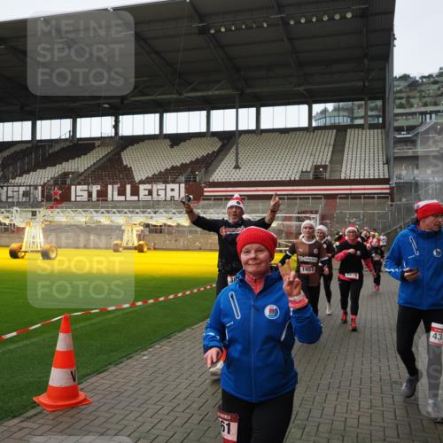 07.12.2025 - St. Pauli X-Mass-Run No. 15 Fabian Wolf http://msf.ph/oto/9424465 07.12.2025 12:07:25 Ziel 1958, 1959, 3251, 3262, 3708, 3709, 3710, 3711, 3726, 3728, 3818, 3819, 4238 meine-sportfotos.de