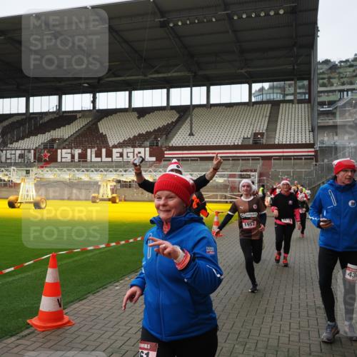 07.12.2025 - St. Pauli X-Mass-Run No. 15 Fabian Wolf http://msf.ph/oto/9424466 07.12.2025 12:07:25 Ziel 1958, 1959, 3251, 3262, 3708, 3709, 3710, 3711, 3726, 3728, 3818, 3819, 4238 meine-sportfotos.de