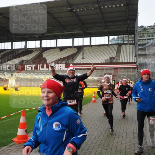 07.12.2025 - St. Pauli X-Mass-Run No. 15 Fabian Wolf http://msf.ph/oto/9424467 07.12.2025 12:07:26 Ziel 1958, 1959, 3262, 3708, 3709, 3710, 3711, 3726, 3728, 3818, 3819, 4238, 4755 meine-sportfotos.de