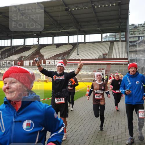 07.12.2025 - St. Pauli X-Mass-Run No. 15 Fabian Wolf http://msf.ph/oto/9424468 07.12.2025 12:07:26 Ziel 1958, 1959, 3262, 3708, 3709, 3710, 3711, 3726, 3728, 3818, 3819, 4238, 4755 meine-sportfotos.de
