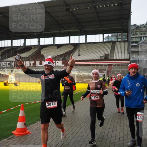 07.12.2025 - St. Pauli X-Mass-Run No. 15 Fabian Wolf http://msf.ph/oto/9424469 07.12.2025 12:07:26 Ziel 1958, 1959, 3262, 3708, 3709, 3710, 3711, 3726, 3728, 3818, 3819, 4238, 4755 meine-sportfotos.de