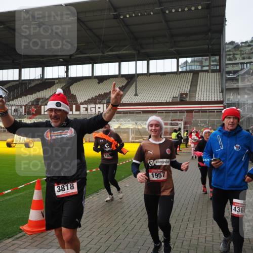 07.12.2025 - St. Pauli X-Mass-Run No. 15 Fabian Wolf http://msf.ph/oto/9424470 07.12.2025 12:07:26 Ziel 1958, 1959, 3262, 3708, 3709, 3710, 3711, 3726, 3728, 3818, 3819, 4238, 4755 meine-sportfotos.de