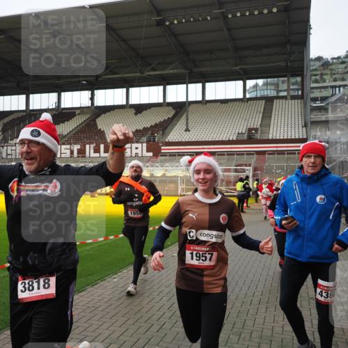 07.12.2025 - St. Pauli X-Mass-Run No. 15 Fabian Wolf http://msf.ph/oto/9424471 07.12.2025 12:07:26 Ziel 1958, 1959, 3262, 3708, 3709, 3710, 3711, 3726, 3728, 3818, 3819, 4238, 4755 meine-sportfotos.de