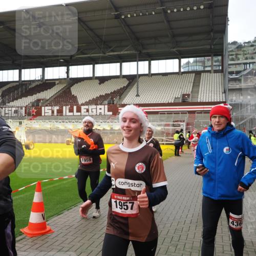 07.12.2025 - St. Pauli X-Mass-Run No. 15 Fabian Wolf http://msf.ph/oto/9424472 07.12.2025 12:07:27 Ziel 1958, 1959, 3348, 3708, 3709, 3710, 3711, 3726, 3728, 3818, 3819, 4238, 4755 meine-sportfotos.de