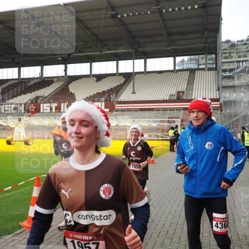 07.12.2025 - St. Pauli X-Mass-Run No. 15 Fabian Wolf http://msf.ph/oto/9424473 07.12.2025 12:07:27 Ziel 1958, 1959, 3348, 3708, 3709, 3710, 3711, 3726, 3728, 3818, 3819, 4238, 4755 meine-sportfotos.de