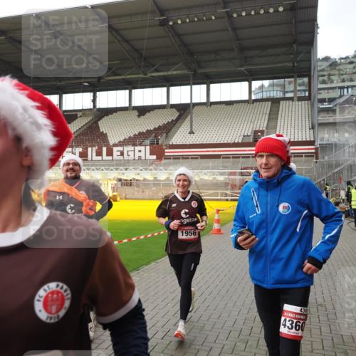 07.12.2025 - St. Pauli X-Mass-Run No. 15 Fabian Wolf http://msf.ph/oto/9424474 07.12.2025 12:07:27 Ziel 1958, 1959, 3348, 3708, 3709, 3710, 3711, 3726, 3728, 3818, 3819, 4238, 4755 meine-sportfotos.de
