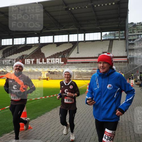 07.12.2025 - St. Pauli X-Mass-Run No. 15 Fabian Wolf http://msf.ph/oto/9424475 07.12.2025 12:07:27 Ziel 1958, 1959, 3348, 3708, 3709, 3710, 3711, 3726, 3728, 3818, 3819, 4238, 4755 meine-sportfotos.de