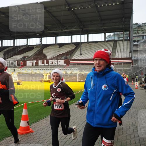 07.12.2025 - St. Pauli X-Mass-Run No. 15 Fabian Wolf http://msf.ph/oto/9424476 07.12.2025 12:07:27 Ziel 1958, 1959, 3348, 3708, 3709, 3710, 3711, 3726, 3728, 3818, 3819, 4238, 4755 meine-sportfotos.de