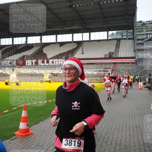 07.12.2025 - St. Pauli X-Mass-Run No. 15 Fabian Wolf http://msf.ph/oto/9424482 07.12.2025 12:07:29 Ziel 1958, 1959, 3348, 3708, 3709, 3710, 3711, 3726, 3728, 3818, 3819, 4238, 4724, 4755 meine-sportfotos.de