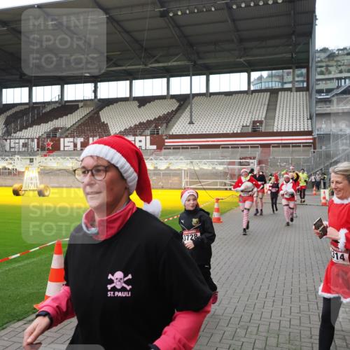 07.12.2025 - St. Pauli X-Mass-Run No. 15 Fabian Wolf http://msf.ph/oto/9424483 07.12.2025 12:07:29 Ziel 1958, 1959, 3348, 3708, 3709, 3710, 3711, 3726, 3728, 3818, 3819, 4238, 4724, 4755 meine-sportfotos.de